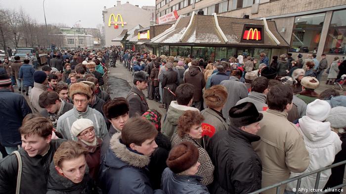 Reportan enormes filas en Rusia para comprar la última hamburguesa de McDonald’s