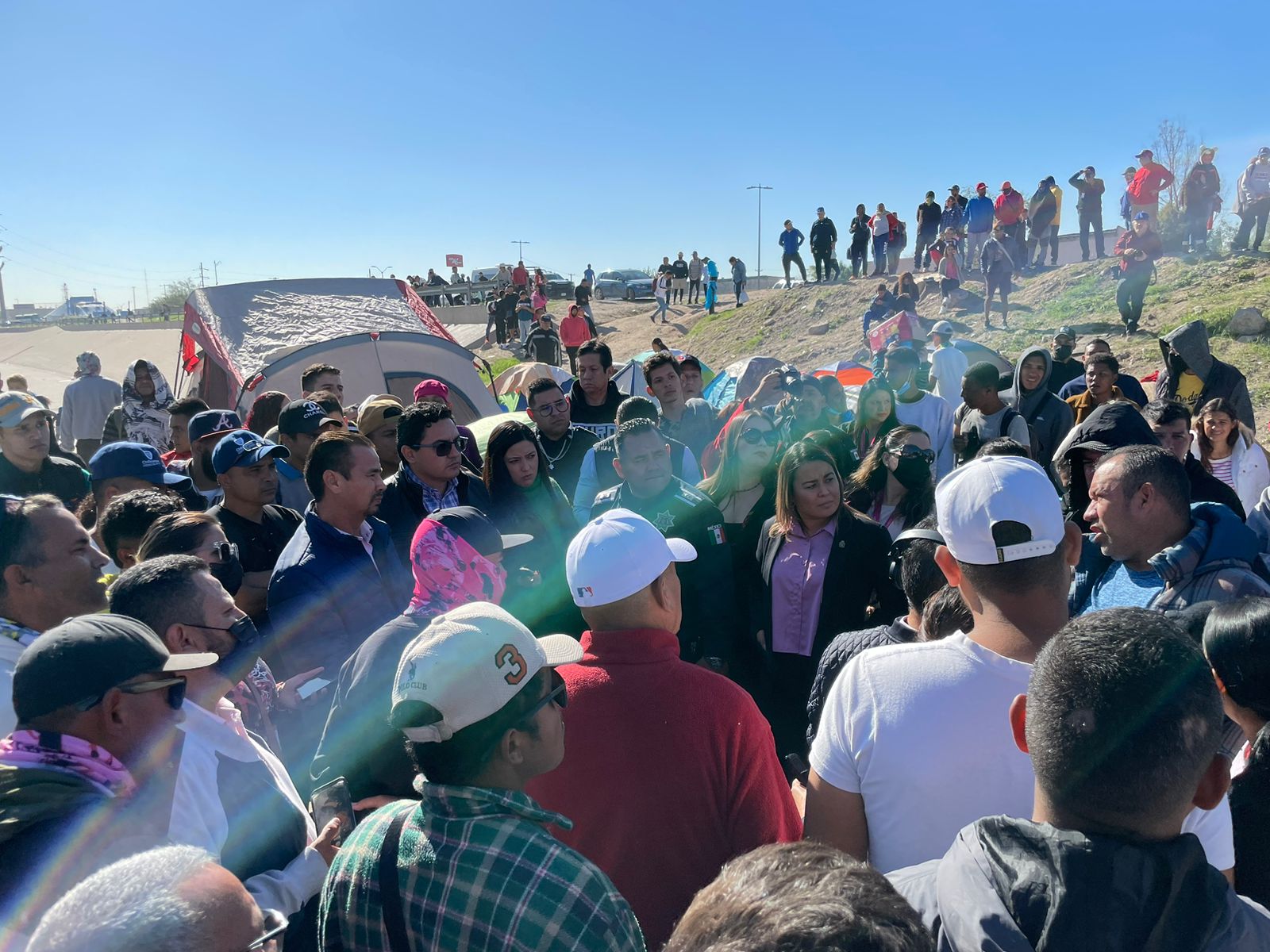 Cabildo de Ciudad Juárez y Derechos humanos visitan campamento de migrantes en el Río Bravo