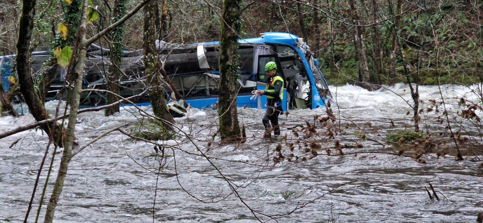 Accidente en Nochebuena: mueren 6 tras caída de autobús a un río