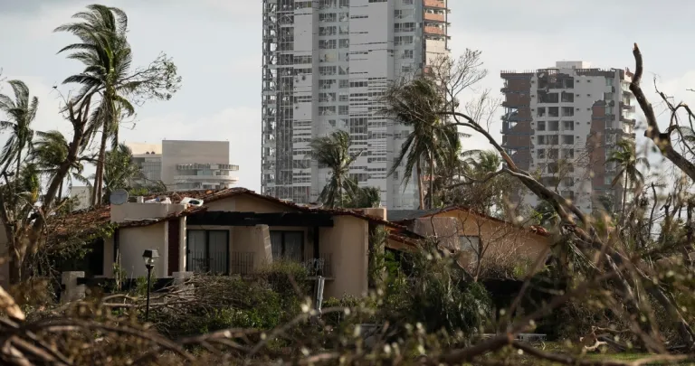 La CFE restablece el 65% de la energía en Acapulco; Pemex reabre 12 gasolineras