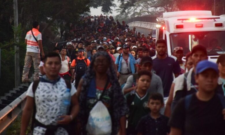 Caravana con casi tres mil migrantes pernoctan en Sayula de Alemán en su tercer día en Veracruz