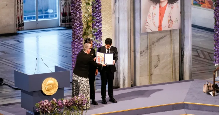 Hijos de la activista iraní Narges Mohammadi reciben el Nobel de la Paz en su nombre