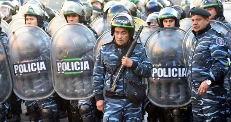 Argentina anuncia que usará la fuerza pública contra protestas por recortes de Milei