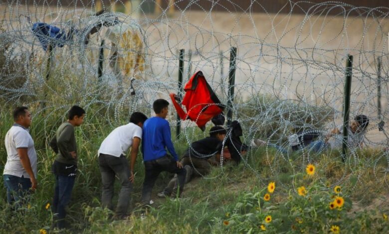 Más de 50 organizaciones en Texas piden oponerse a ley impulsada por Abbot que facilita la expulsión de migrantes