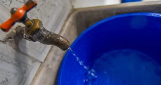 ¡Toma nota! Batres llama a cuidar el agua por reducción en el sistema Cutzamala