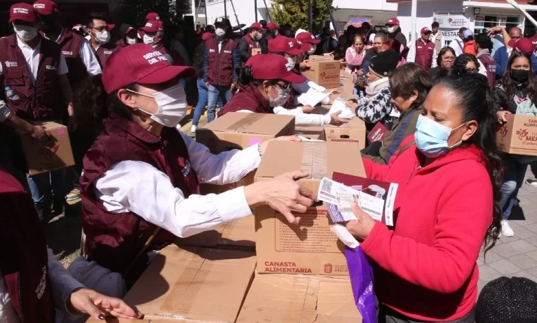 Gobierno de Edomex distribuye canastas alimentarias a mujeres mayores