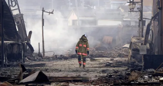 Rescatistas buscan sobrevivientes a 48 horas de los sismos en Japón; van 65 muertos