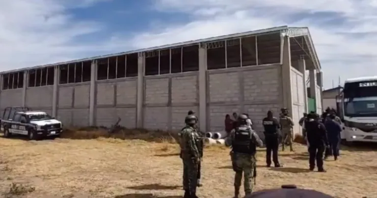 Sedena y GN encuentran a más de 300 migrantes en bodega de Tlaxcala; hay 5 detenidos