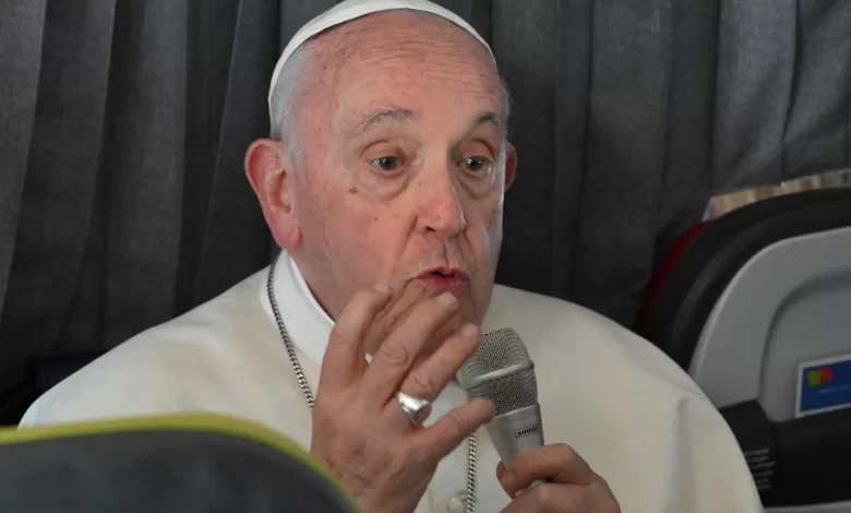 El papa Francisco califica como hipocresía que se critique la bendición de parejas homosexuales