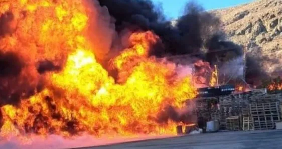 Incendio en bodega de huachicol causa daños a viviendas en El Cerrito; no hay heridos