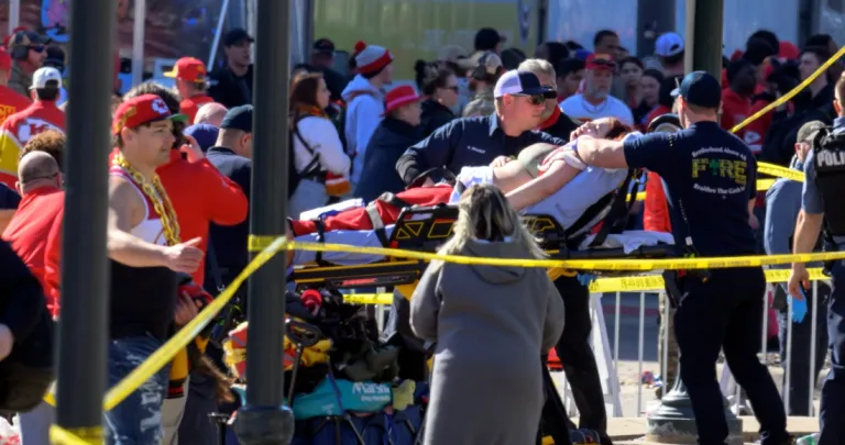 Tiroteo durante desfile por triunfo de KC deja un muerto y 22 heridos. Ocho son niñxs