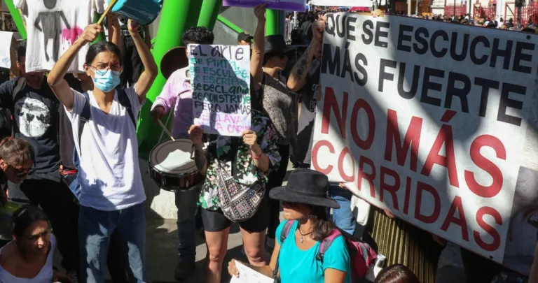 Manifestantes protestan en la Plaza México contra el regreso de las corridas de toros