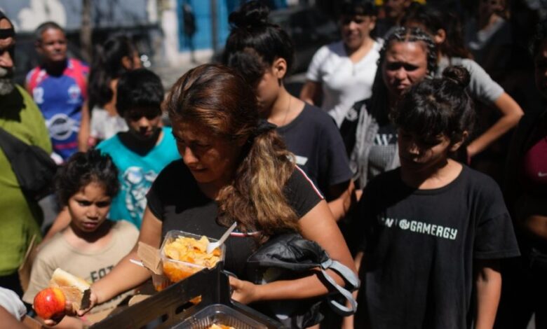 Cada vez más argentinos acuden a comedores comunitarios por el incremento de precios de los alimentos y servicios