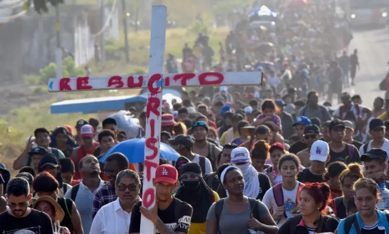 Una caravana de 2 mil migrantes sale de Tapachula, Chiapas, rumbo al centro de México