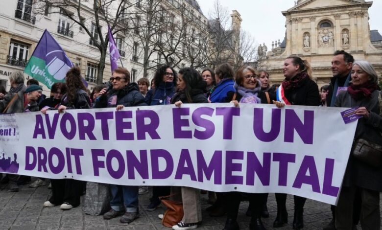 Francia se convierte en el primer país en establecer el aborto como un derecho constitucional