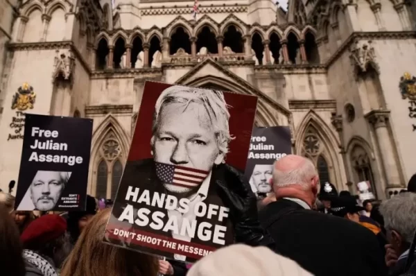 Justicia de GB aplaza decisión sobre Assange; pide garantías a EU