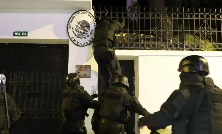 Policía de Ecuador irrumpe en la embajada de México en Quito