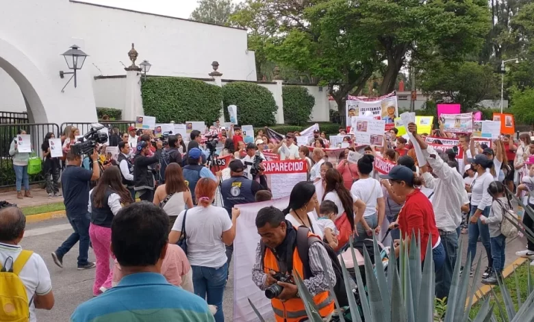 Policías de Jalisco reprimen protesta por desaparecidos en el estado; arrestan a 2