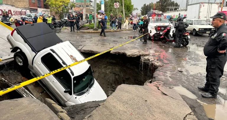 Conductor de una camioneta cae a socavón formado por lluvias en Ecatepec (VIDEO)