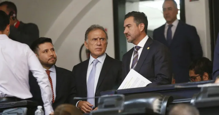 Marko Cortés expulsa a Yunes padre e hijo