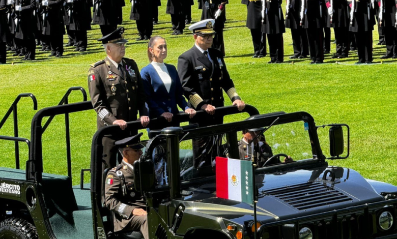 La Presidenta Claudia Sheinbaum recibe salutación de las Fuerzas Armadas y la Guardia Nacional