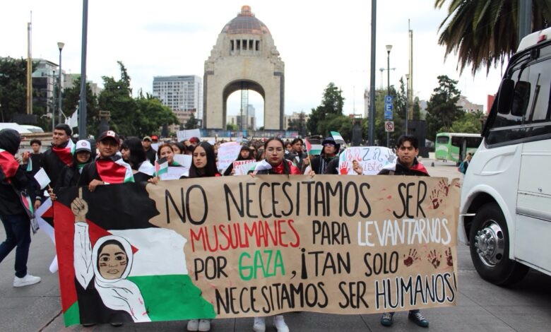 Estudiantes de la FNERRR se manifiestan en apoyo a Palestina frente a la embajada de EE.UU.