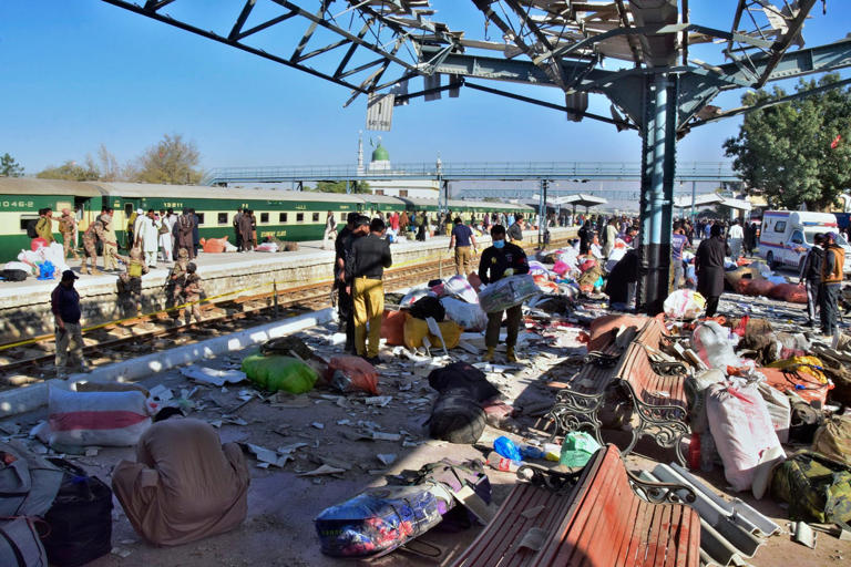 Atentado suicida en estación de tren de Pakistán deja al menos 26 muertos y 60 heridos; grupo separatista se atribuye la autoría