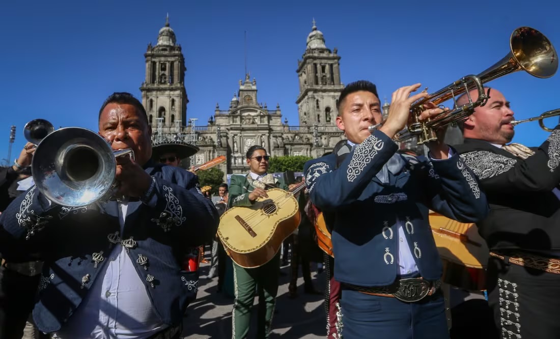 Récord Guinness en CDMX: mil 122 mariachis llenan el Zócalo de música