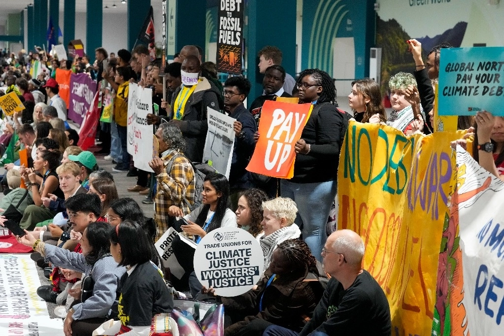 Activistas protestan por justicia climática en la cumbre de la ONU en Bakú