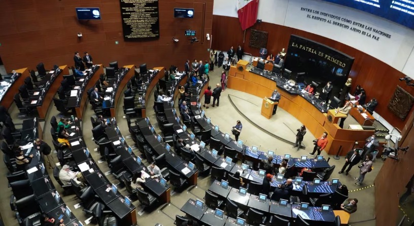 Senadores aprueban la prohibición de vapeadores, pero la reforma genera fuertes críticas políticas