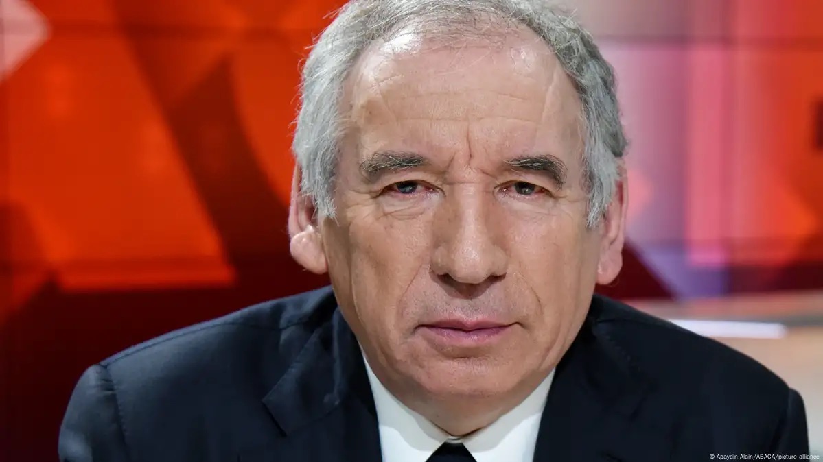 François Bayrou asume como primer ministro de Francia en busca de estabilidad política