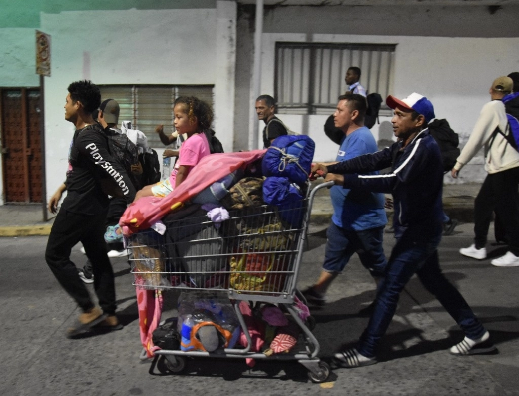 Migrantes avanzan por Chiapas en busca de llegar a la Ciudad de México y Estados Unidos