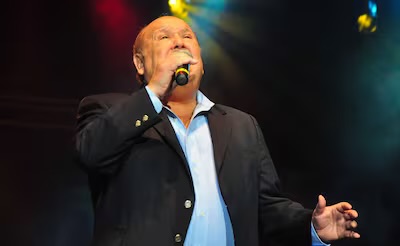 Muere Leo Dan, ícono de la música romántica, a los 82 años