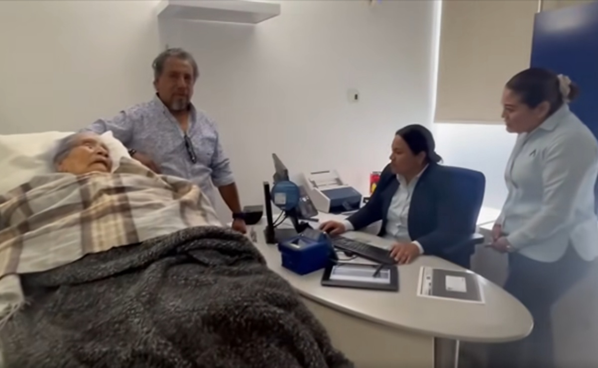 Adulta mayor acude en camilla a sucursal de BBVA en Oaxaca para verificar su identidad y poder cobrar pensión